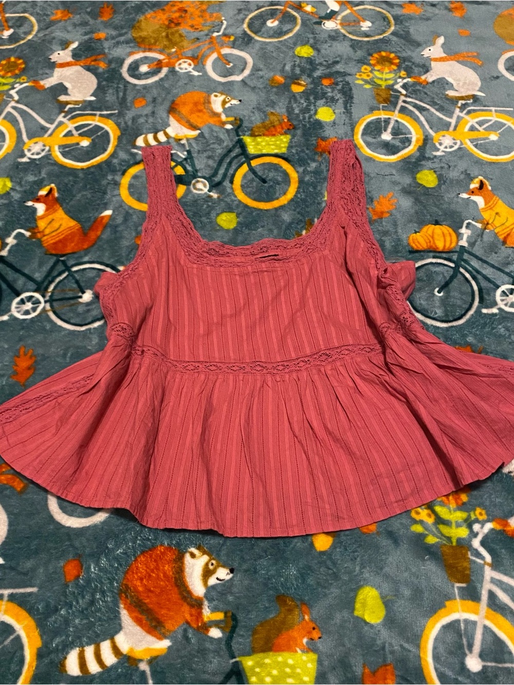 Sleeveless Lace-Trim Peplum Tank Top in Dusty Rose